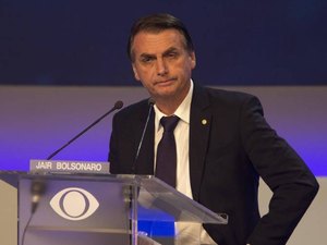 Bolsonaro demite assessora fantasma e diz que crime dela foi dar água a cachorros