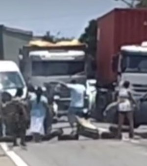Moradores bloqueiam BR-104 por causa da falta d’água em Rio Largo