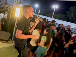 Sem ser artista nacional, Hebert Marques impressiona em Piaçabuçu e faz público cantar