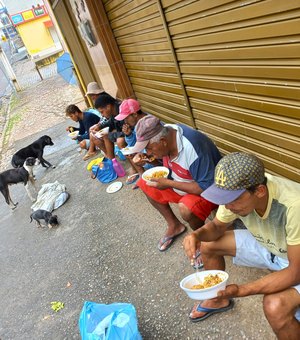 Projeto distribui marmitas gratuitamente para moradores de rua e presos em Palmeira dos Índios