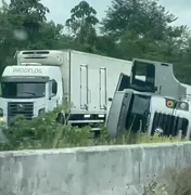 Caminhão da Shopee tomba na BR-101 e pode atrasar entregas em Alagoas