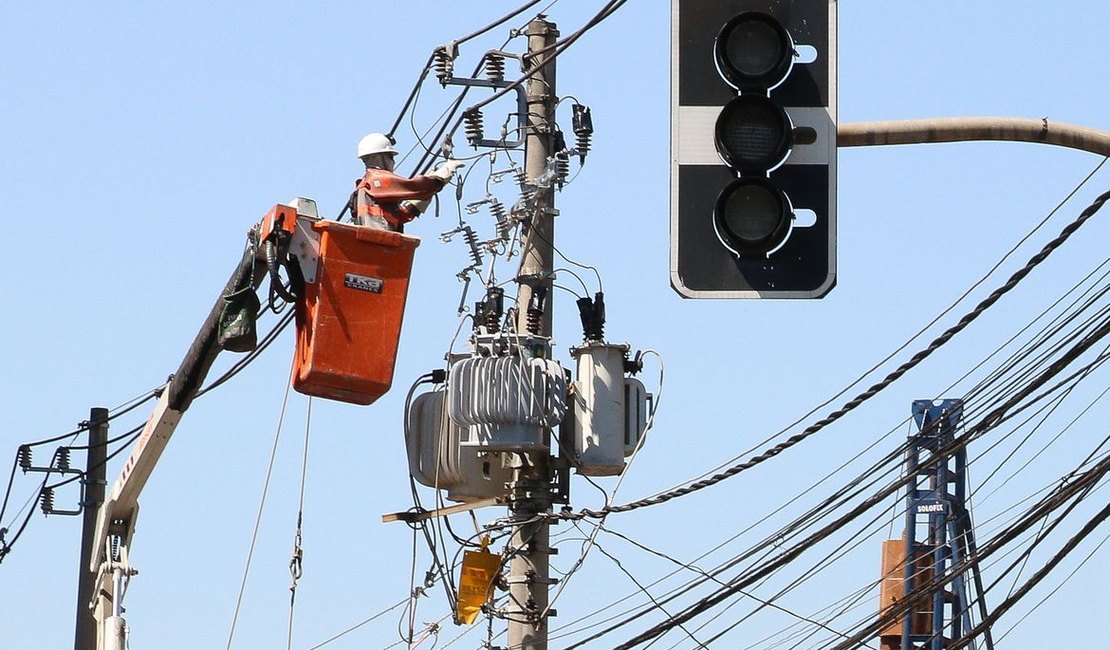 Governo anuncia fim da tarifa extra para consumidores de energia