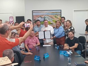 [Vídeo] Luciano Barbosa autoriza construção de novas creches e pavimentação de 10 ruas em Arapiraca