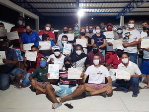 Jangadeiros de Porto de Pedras são certificados como condutores responsáveis