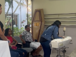 Tristeza e comoção marcam velório de mãe e filha assassinadas em Maceió