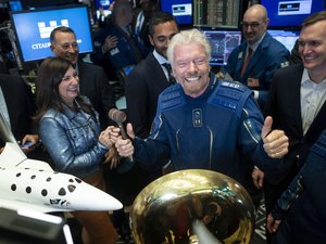 Bilionário Richard Branson vai ao espaço no domingo a bordo do foguete da Virgin Galactic