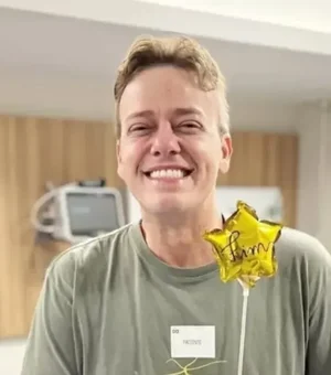 Ator da Globo celebra fim de tratamento contra tumor no cérebro