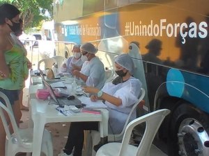 Ônibus da vacina amplia campanha de imunização contra a Covid-19 no Santos Dumont