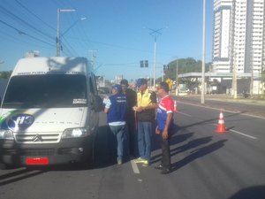 SMTT realiza fiscalização de veículos de turismo no Litoral Norte 