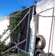 [Vídeo] Gestão ignora conserto de portão de escola caído há meses