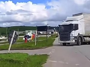 Homem fica ferido após colisão entre moto e carreta em União dos Palmares