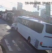 Acidente entre carro e ônibus deixa duas pessoas feridas no bairro do Poço