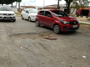 Buraco no Benedito Bentes II causa transtornos para motoristas
