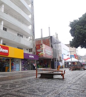 Ambulantes são realocados para pontos fixos e centro comercial de Arapiraca amanhece mais organizado