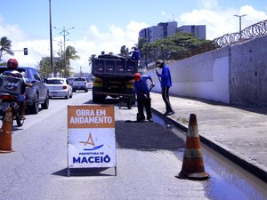 Seminfra inicia semana aplicando 140 toneladas de asfalto em oito bairros de Maceió