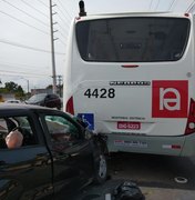 Acidente entre carro e ônibus deixa três crianças feridas