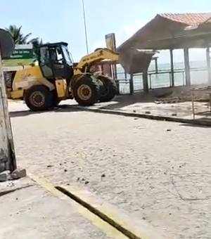 [Vídeo] Barracas da orla da Barra de São Miguel são demolidas nesta terça