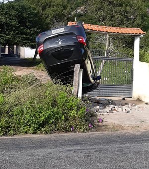 Homem perde controle do carro capota e vai parar em cima de muro, em São José da Tapera