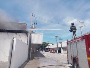 Incêndio atinge estabelecimento comercial na Fernandes Lima, em Maceió