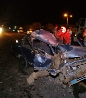 [Vídeo] Grave acidente entre carro e caminhão deixa feridos em Arapiraca