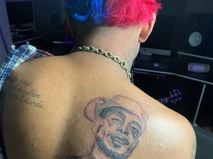 MC Brinquedo faz tatuagem em homenagem a MC Kevin: 'Só queria meu amigo aqui'