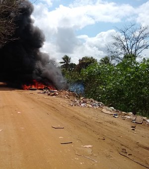 [Vídeo] Fogo em pneus e lixo gera fumaça negra e interdita estrada vicinal no bairro Planalto em Arapiraca