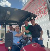 Cabo Bebeto e Alfredo Gaspar entregam trator agrícola a comunidade do sertão alagoano