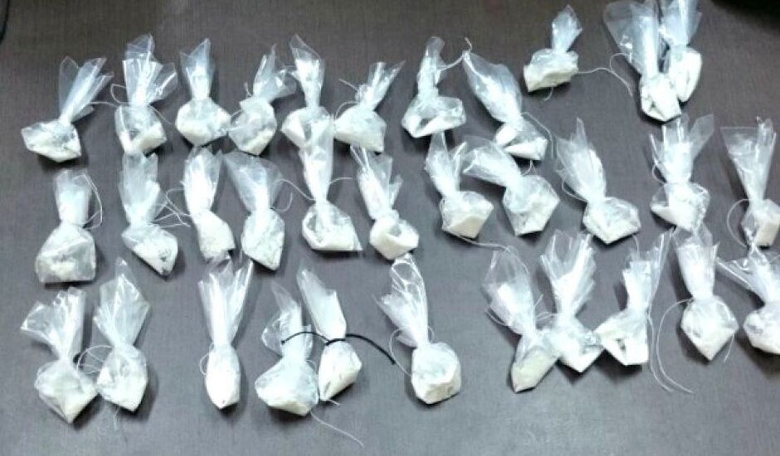 Jovens são presos com 22 pedras de crack e 28 trouxas de maconha em Porto Calvo