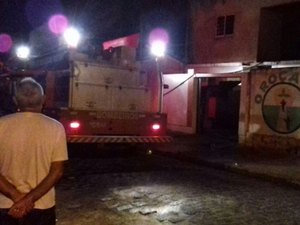 Homem ateia fogo em residência de Arapiraca
