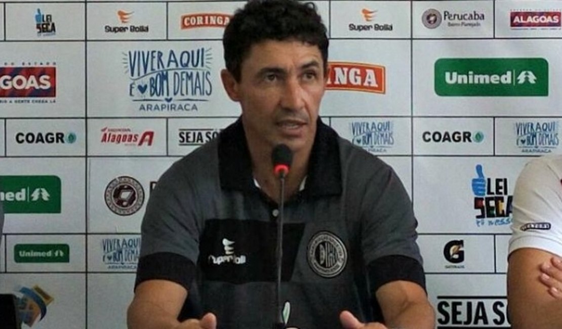 Betinho comanda treino no ASA e espera avaliação para definir time