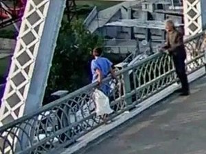 Bon Jovi ajuda a salvar mulher em beirada de ponte durante gravação de clipe