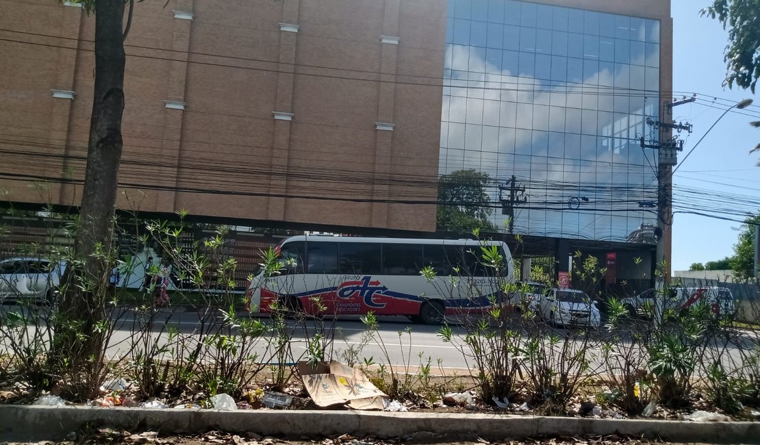 Roda de micro-ônibus se solta e atinge veículo na Avenida Fernandes Lima