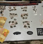 Dupla é presa com maconha, crack, cocaína e uma espada katana em Arapiraca