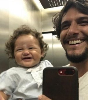 Bruno Gissoni encanta ao mostrar a filha de pé sozinha: 'Agora já era'
