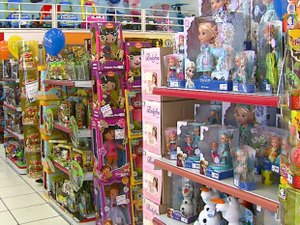 Armas de brinquedo fazem sucesso no comércio às vésperas do Natal