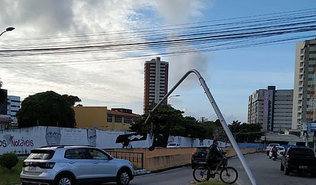 Semáforo quebrado altera trânsito na Ladeira Dr Geraldo Melo, no Farol