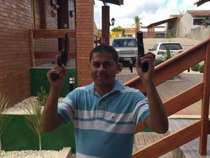 Jardineiro de candidato a prefeito de Major Izidoro se exibe em redes sociais com armas de fogo