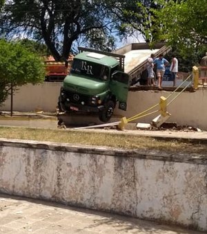 [Vídeo] Caminhão invade praça em Palmeira dos Índios