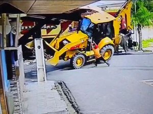 Trator ultrapassa linha férrea após emissão de sinal sonoro e é atingido por trem em Rio Largo