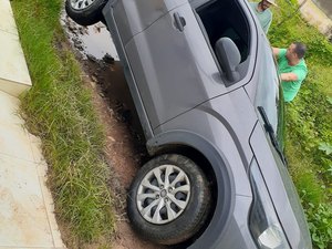 Carro cai em buraco na rua João Farias no bairro Vila Maria