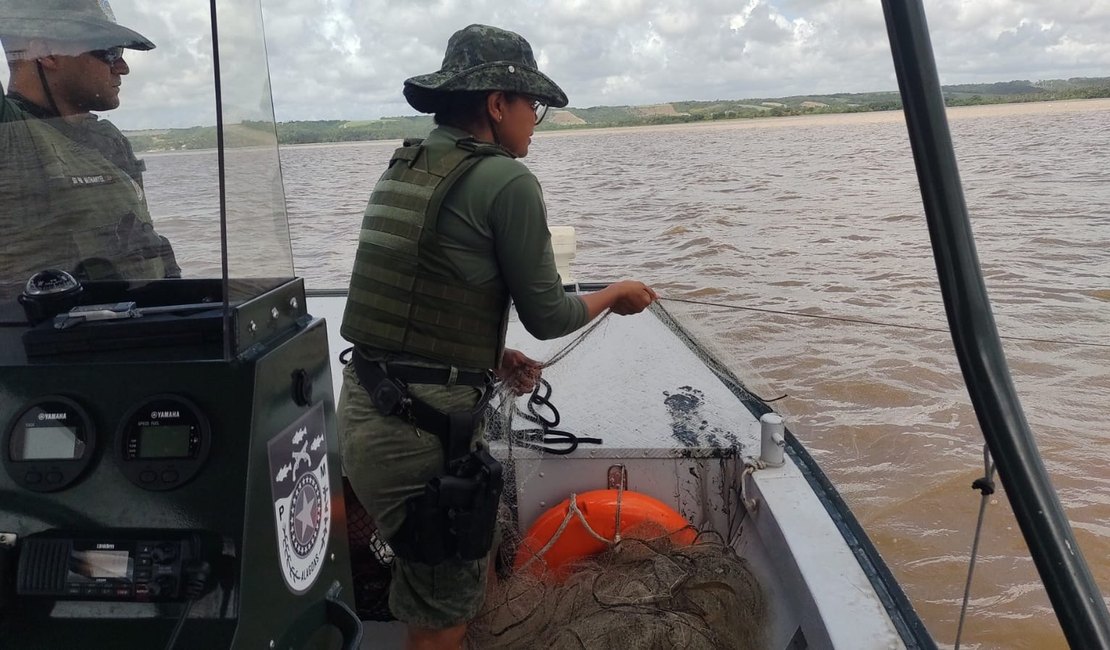 Polícia Militar apreende quase um quilômetro de redes de pesca irregular na Lagoa Mundaú