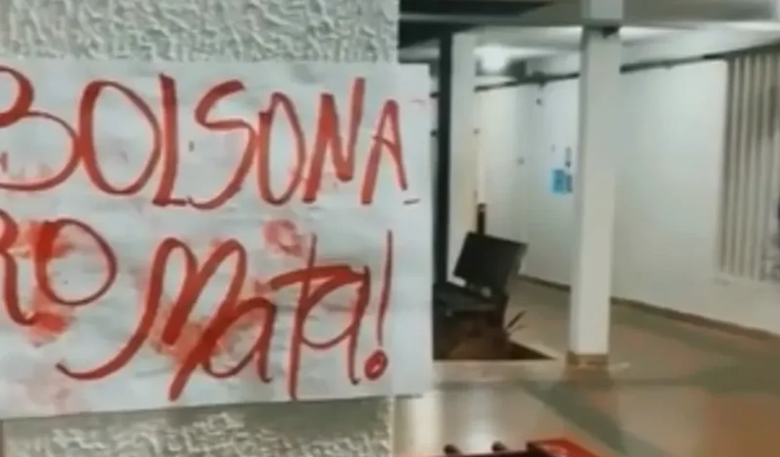 Professor universitário critica cartazes políticos espalhados na Ufal