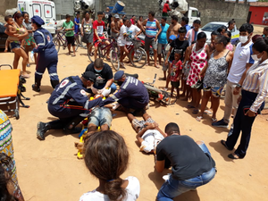 Duas pessoas ficam feridas em colisão entre carro e moto em Teotônio Vilela