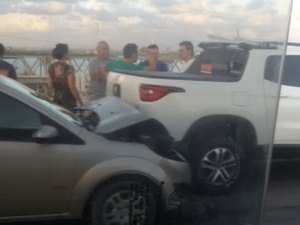 Engavetamento na ponte Divaldo Suruagy, em Maceió, deixa trânsito lento