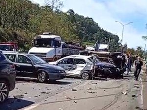 Acidente grave envolvendo mais de 20 veículos causa engavetamento na BR-040