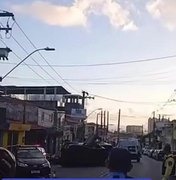 Carro colide com veículo parado e capota no bairro Jacintinho, em Maceió