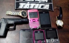 Celulares e relógios roubados e arma de brinquedo