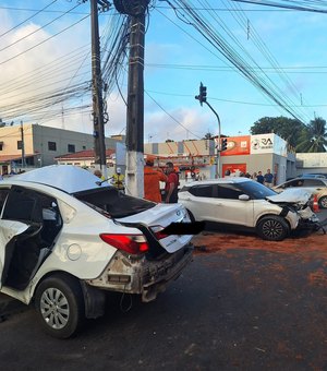 Acidente entre dois carros deixa pessoas feridas e uma presa às ferragens no Poço