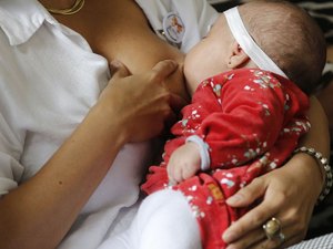 Campanha Agosto dourado: mães com covid-19 devem continuar amamentando