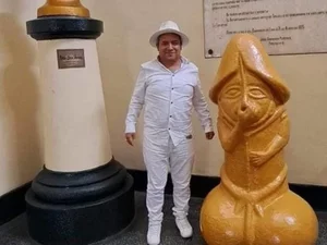Prefeito coloca estátua em forma de pênis na sede da prefeitura